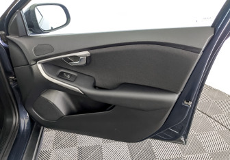 Подержанный автомобиль Volvo V40 Cross Country 2013 года (24 фото)