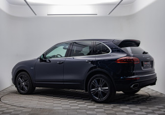 Подержанный автомобиль Porsche Cayenne 2015 года (7 фото)