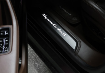 Подержанный автомобиль Porsche Taycan 2021 года (22 фото)