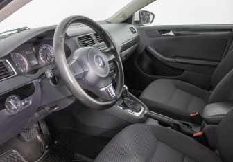 Подержанный автомобиль Volkswagen Jetta Sedan 2013 года (10 фото)