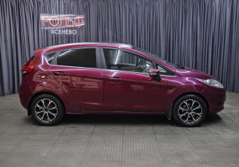 Подержанный автомобиль Ford Fiesta Hatchback 2011 года (4 фото)