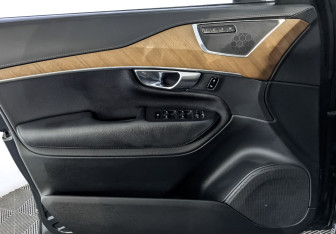 Подержанный автомобиль Volvo XC90 2021 года (19 фото)