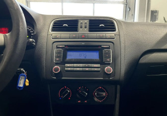 Подержанный автомобиль Volkswagen Polo Sedan 2011 года (15 фото)