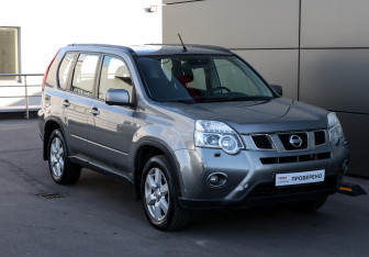 Подержанный автомобиль Nissan X-Trail 2013 года (3 фото)