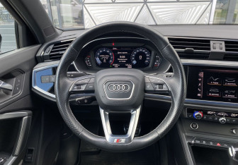 Подержанный автомобиль Audi Q3 2021 года (15 фото)