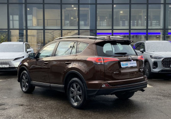 Подержанный автомобиль Toyota RAV4 2016 года (7 фото)