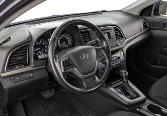 Подержанный автомобиль Hyundai Elantra Sedan 2017 года (15 фото)