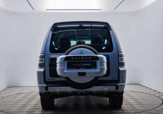 Подержанный автомобиль Mitsubishi Pajero 2012 года (4 фото)