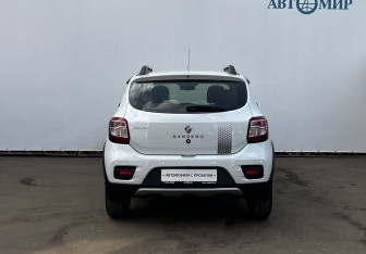 Подержанный автомобиль Renault Sandero 2017 года (6 фото)