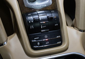 Подержанный автомобиль Porsche Cayenne 2011 года (20 фото)