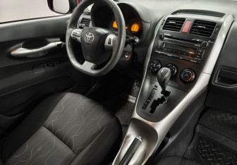 Подержанный автомобиль Toyota Auris Hatchback 2011 года (10 фото)