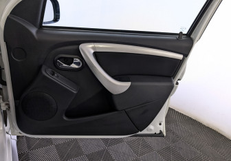 Подержанный автомобиль Nissan Terrano 2021 года (24 фото)