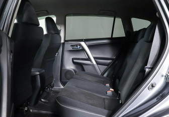Подержанный автомобиль Toyota RAV4 2015 года (19 фото)