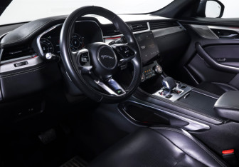 Подержанный автомобиль Jaguar F-Pace 2021 года (15 фото)