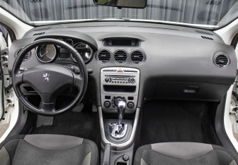 Подержанный автомобиль Peugeot 308 Hatchback 2010 года (14 фото)