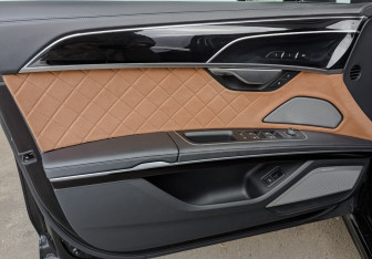 Подержанный автомобиль Audi A8 2023 года (19 фото)