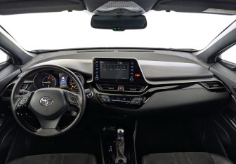Подержанный автомобиль Toyota C-HR 2021 года (14 фото)