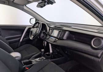 Подержанный автомобиль Toyota RAV4 2017 года (13 фото)