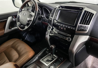 Подержанный автомобиль Toyota Land Cruiser Suv 2014 года (9 фото)