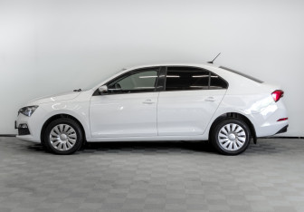 Подержанный автомобиль Skoda Rapid Liftback 2021 года (8 фото)