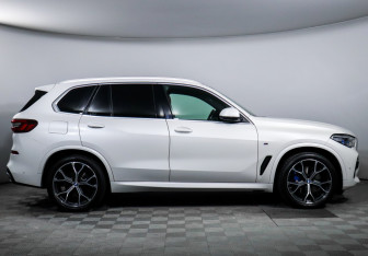 Подержанный автомобиль BMW X5 2022 года (4 фото)