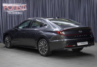 Подержанный автомобиль Hyundai Sonata 2022 года (7 фото)