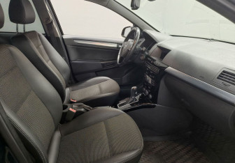 Подержанный автомобиль Opel Astra Sedan 2010 года (9 фото)