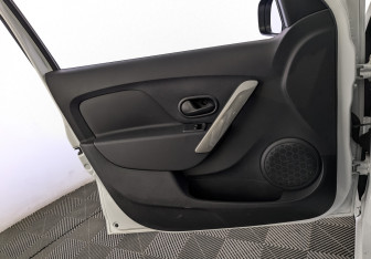 Подержанный автомобиль Renault Sandero 2020 года (19 фото)