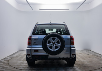 Подержанный автомобиль Toyota RAV4 2005 года (4 фото)