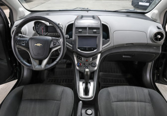 Подержанный автомобиль Chevrolet Aveo Hatchback 2015 года (14 фото)