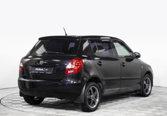 Подержанный автомобиль Skoda Fabia Hatchback 2010 года (5 фото)