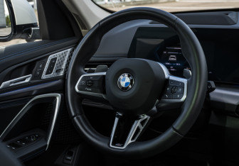 Подержанный автомобиль BMW X1 2025 года (10 фото)