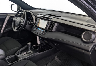 Подержанный автомобиль Toyota RAV4 2018 года (13 фото)