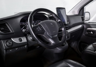 Подержанный автомобиль Peugeot Traveller 2021 года (15 фото)