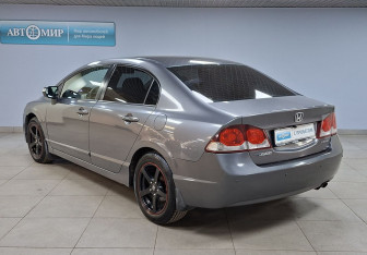 Подержанный автомобиль Honda Civic Sedan 2010 года (7 фото)
