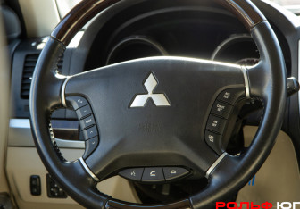 Подержанный автомобиль Mitsubishi Pajero 2019 года (15 фото)