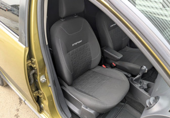 Подержанный автомобиль Renault Sandero 2017 года (22 фото)