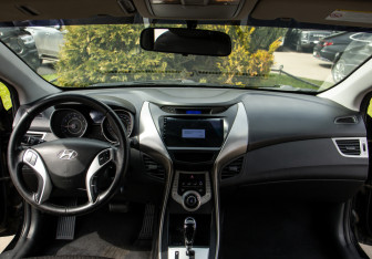 Подержанный автомобиль Hyundai Elantra Sedan 2012 года (10 фото)