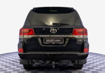 Подержанный автомобиль Toyota Land Cruiser Suv 2016 года (6 фото)