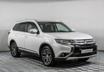 Подержанный автомобиль Mitsubishi Outlander 2015 года (3 фото)
