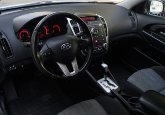 Подержанный автомобиль Kia Ceed Hatchback 2010 года (12 фото)
