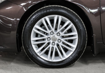 Подержанный автомобиль Lexus ES 2014 года (22 фото)