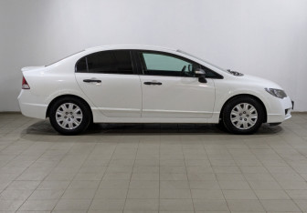 Подержанный автомобиль Honda Civic Sedan 2010 года (9 фото)