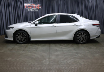 Подержанный автомобиль Toyota Camry Sedan 2022 года (8 фото)