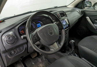 Подержанный автомобиль Renault Sandero 2016 года (12 фото)