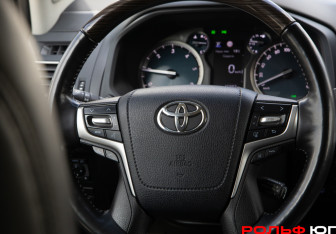 Подержанный автомобиль Toyota Land Cruiser Prado 2021 года (21 фото)