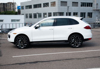 Подержанный автомобиль Porsche Cayenne 2012 года (8 фото)