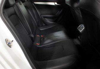 Подержанный автомобиль Audi A4 Sedan 2011 года (12 фото)