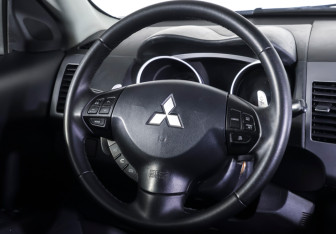 Подержанный автомобиль Mitsubishi Outlander 2007 года (13 фото)