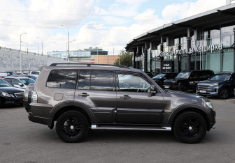 Подержанный автомобиль Mitsubishi Pajero 2011 года (4 фото)